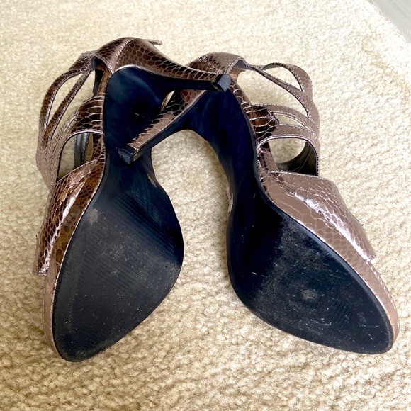 Metallic platform heels with embossed python pattern. Could fit 9.5 - Picture 4 of 6